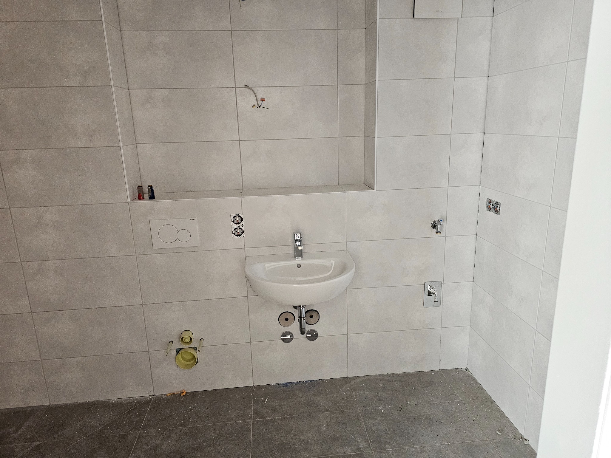 Sanitärwand mit Waschbecken im Ausbau