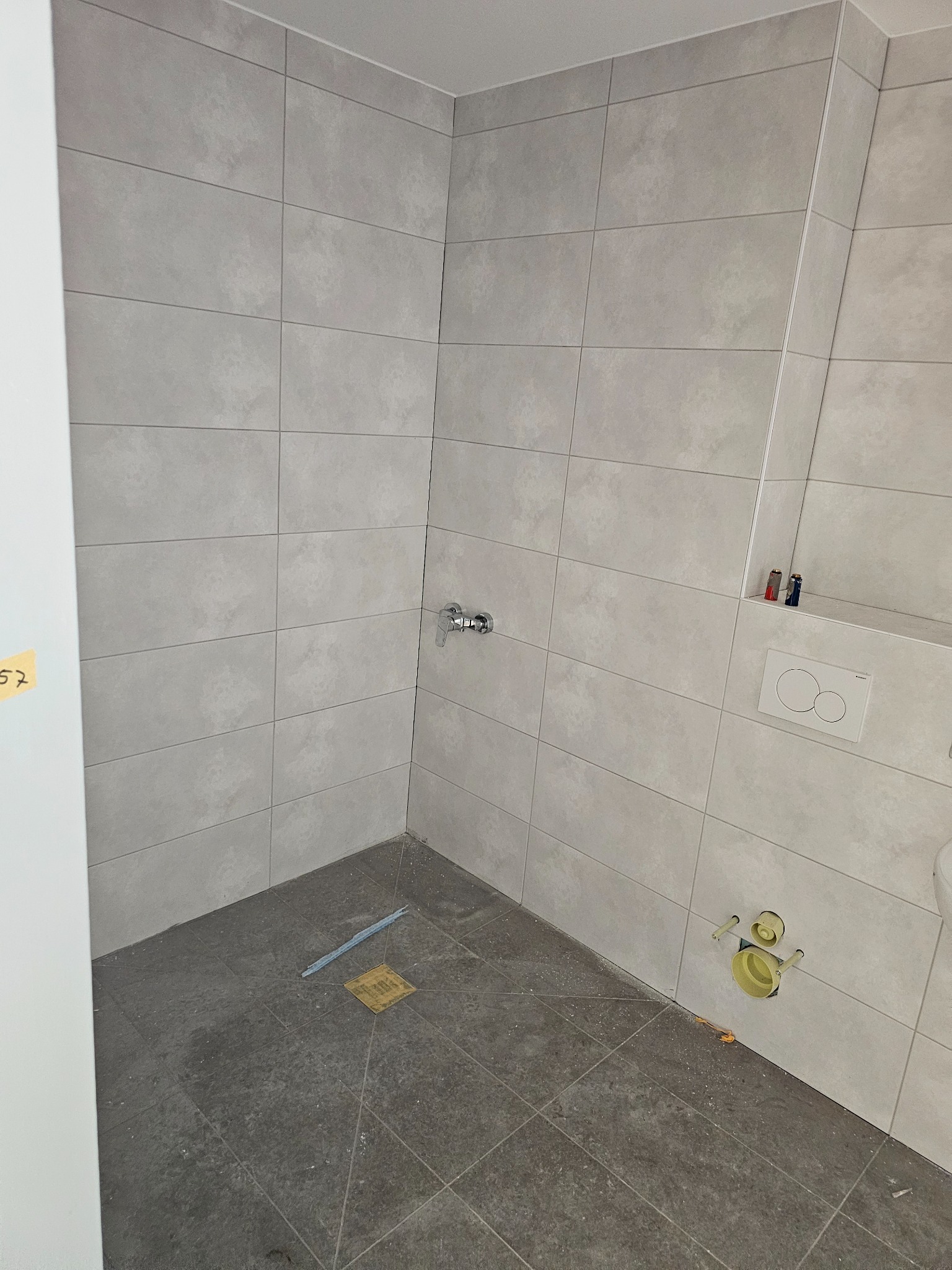 Gefliester Duschbereich im Ausbau