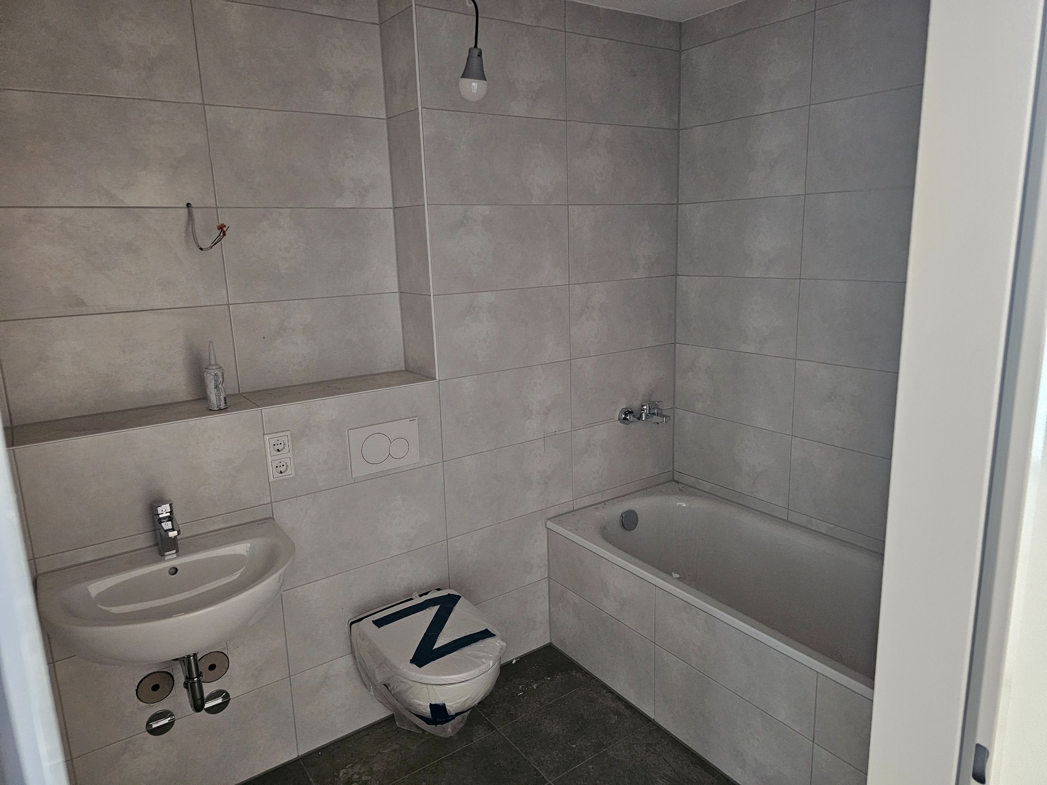 Badezimmer mit Wanne während des Ausbaus
