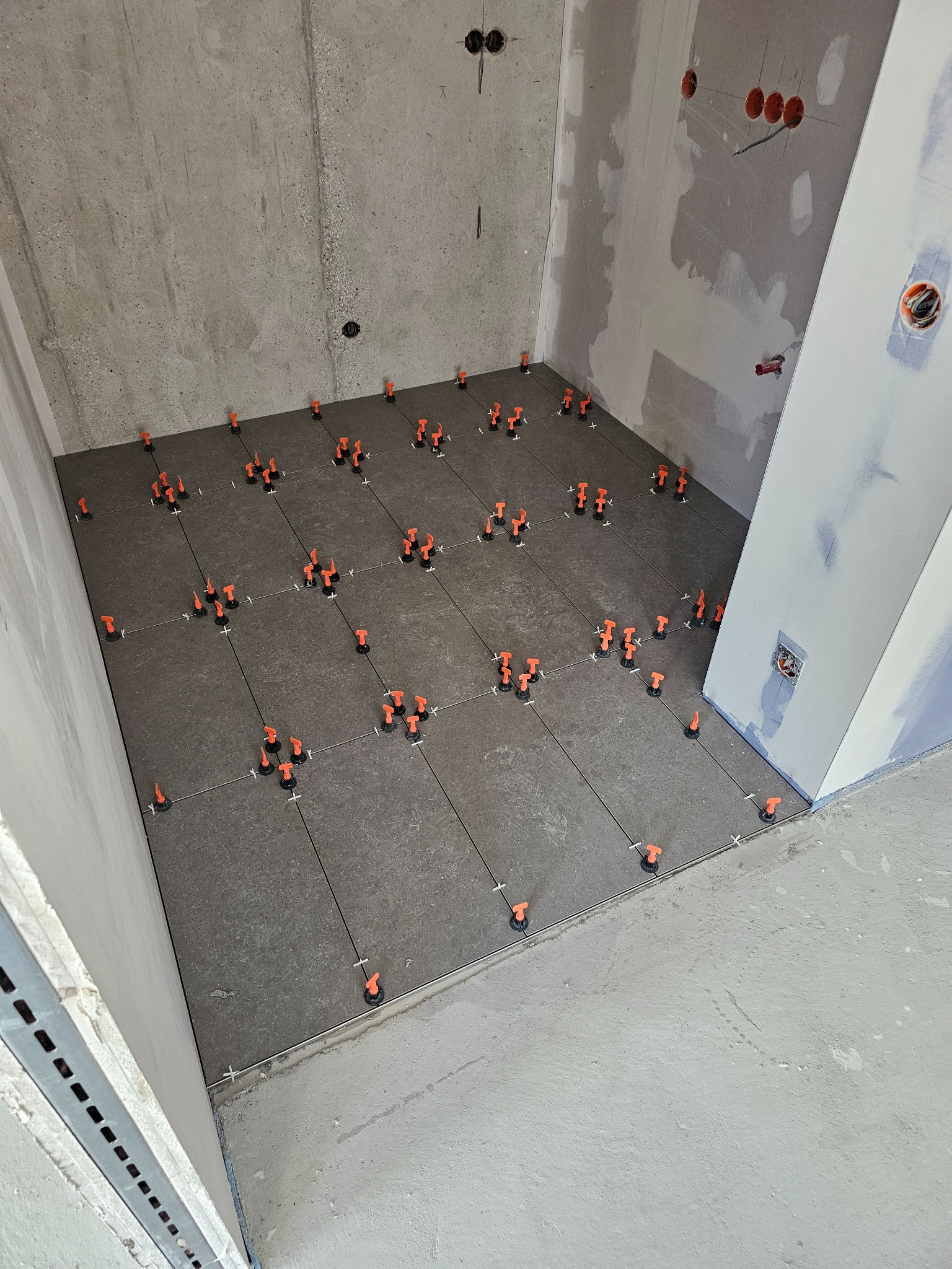 Verlegung von Bodenfliesen im Badezimmer mit Nivellierhilfen